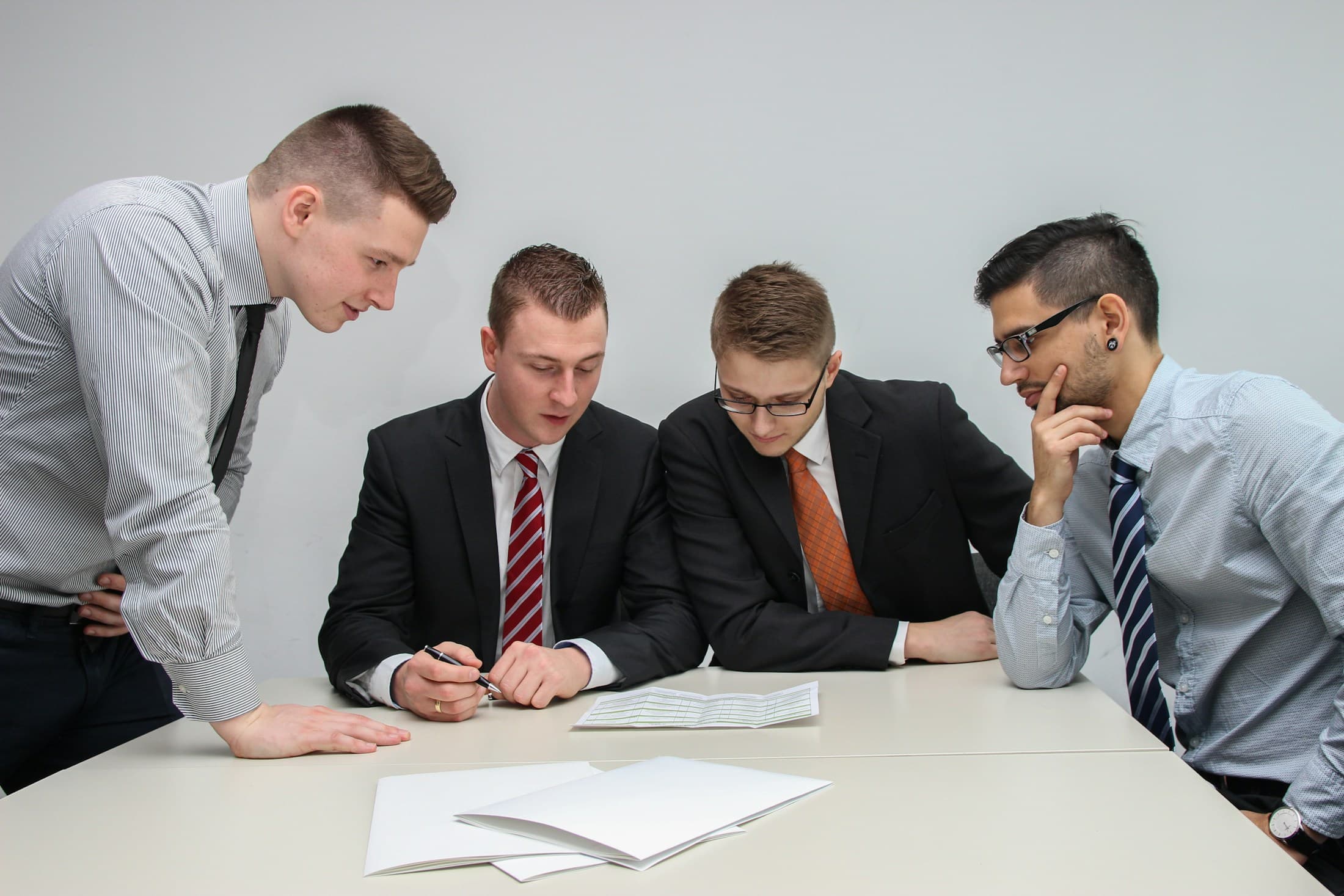 Firmenteam bei strukturierter Finanzplanung